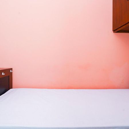 Отель Oyo Life 2309 Kost Si Mbok Vivi Сурабая Экстерьер фото