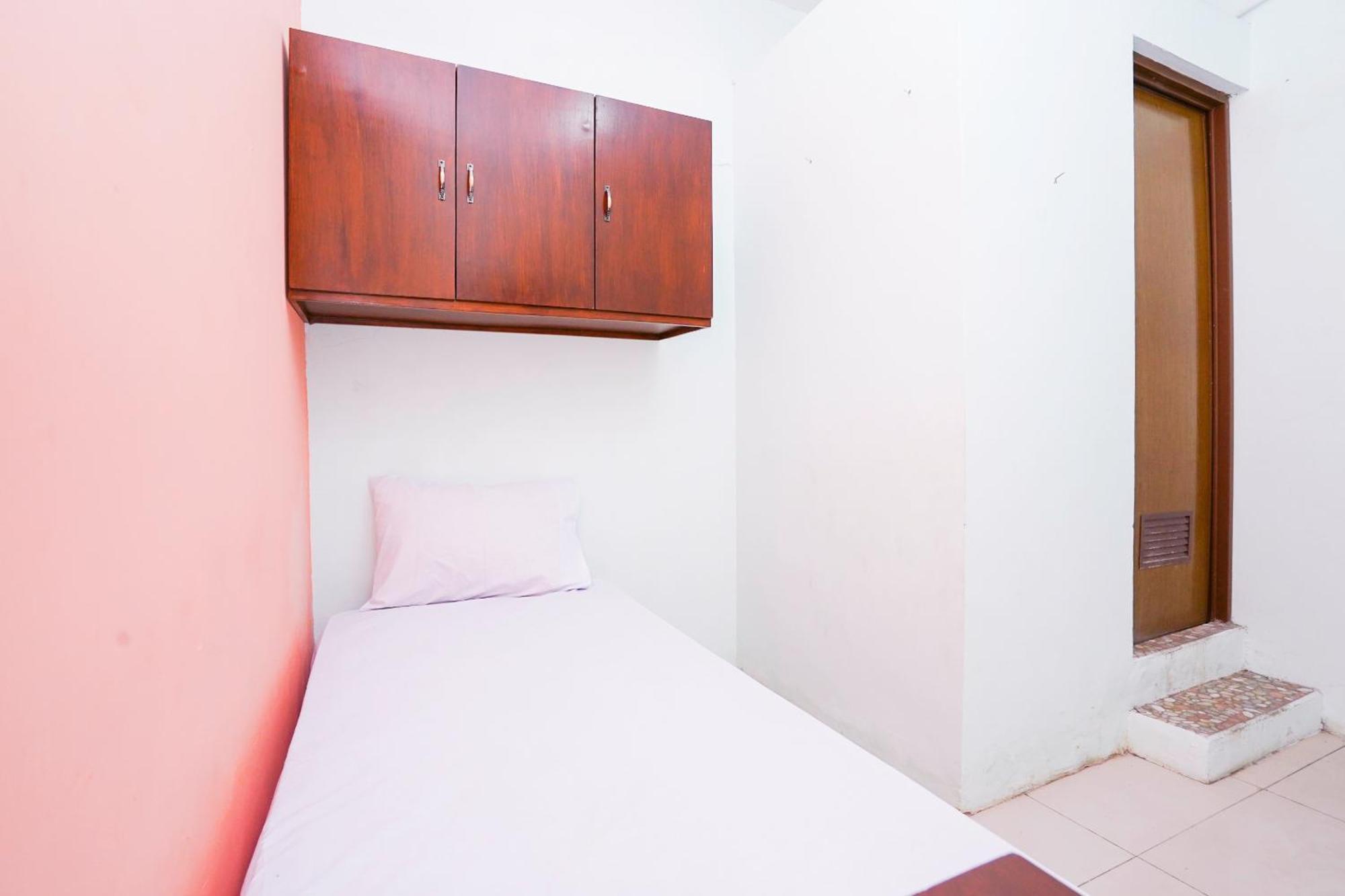 Отель Oyo Life 2309 Kost Si Mbok Vivi Сурабая Экстерьер фото