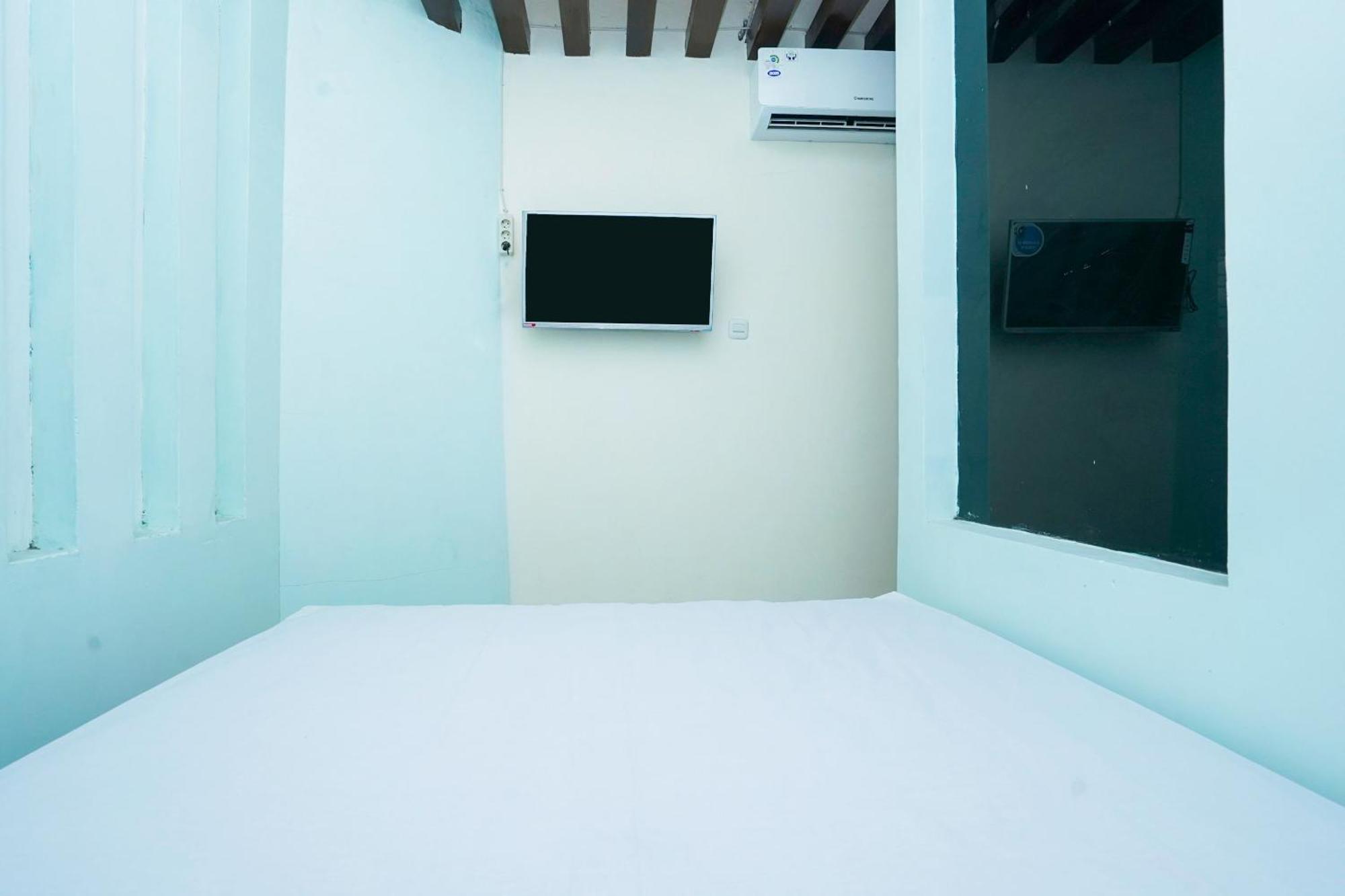 Отель Oyo Life 2309 Kost Si Mbok Vivi Сурабая Экстерьер фото