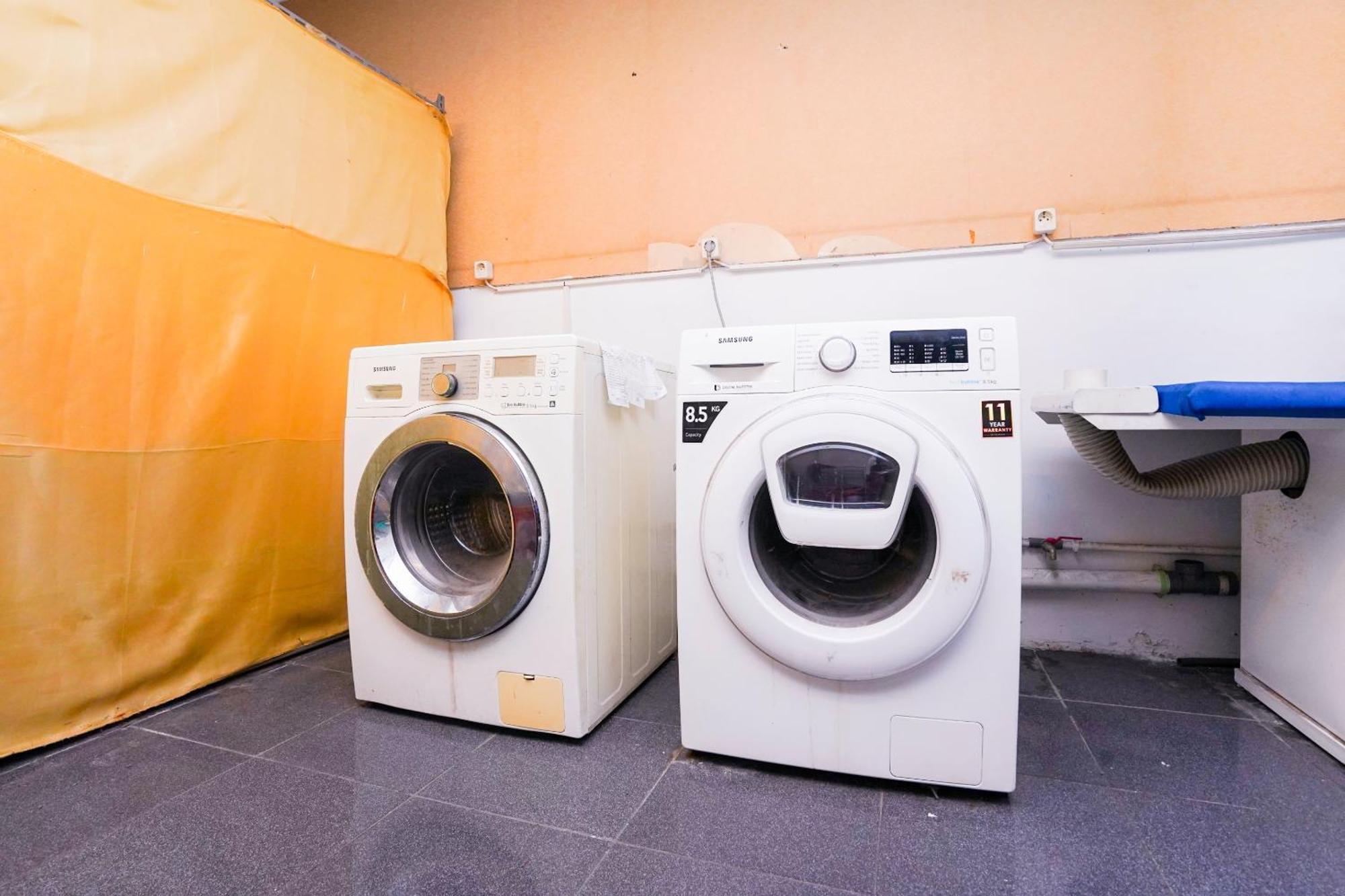 Отель Oyo Life 2309 Kost Si Mbok Vivi Сурабая Экстерьер фото