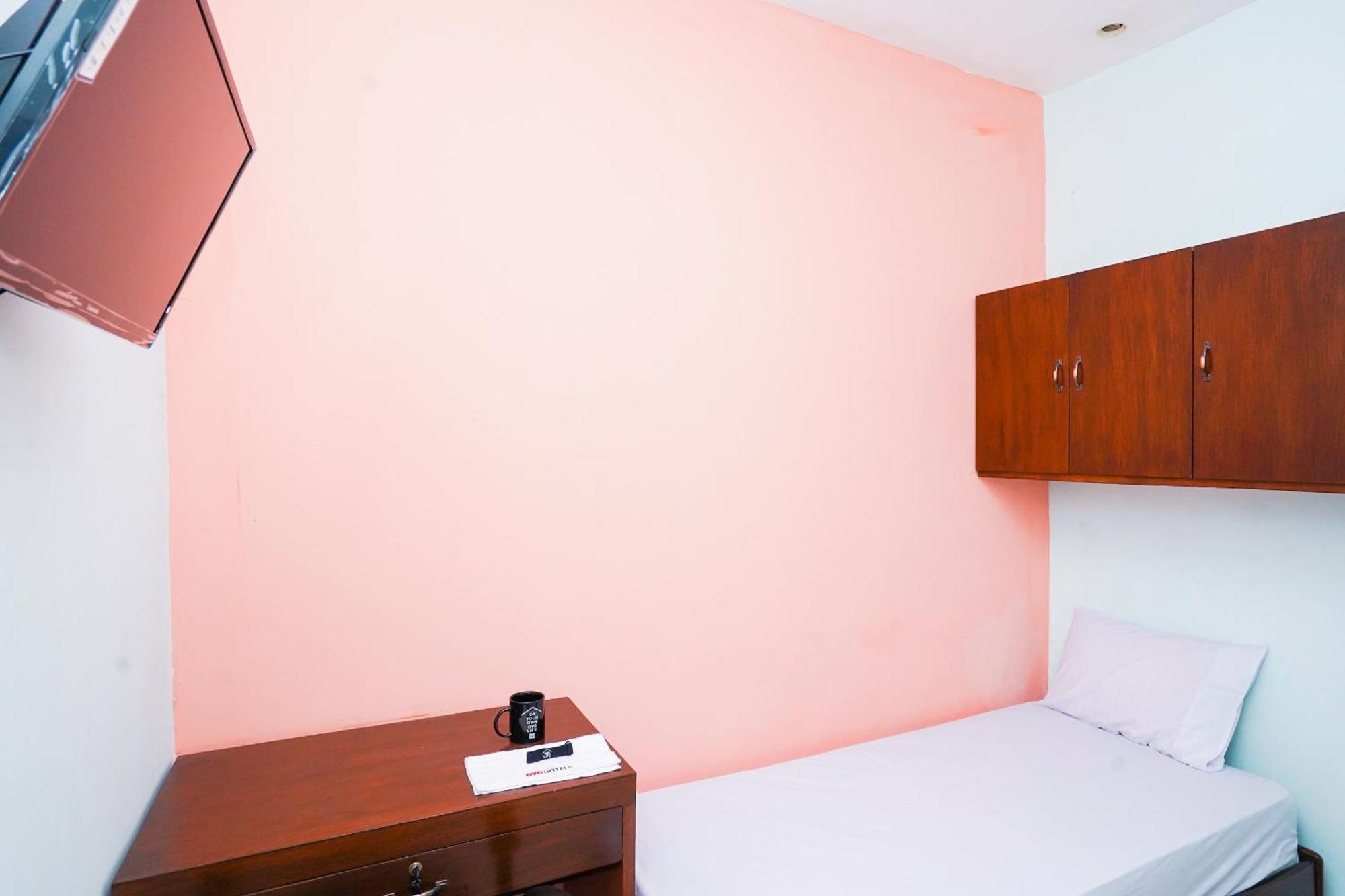 Отель Oyo Life 2309 Kost Si Mbok Vivi Сурабая Экстерьер фото