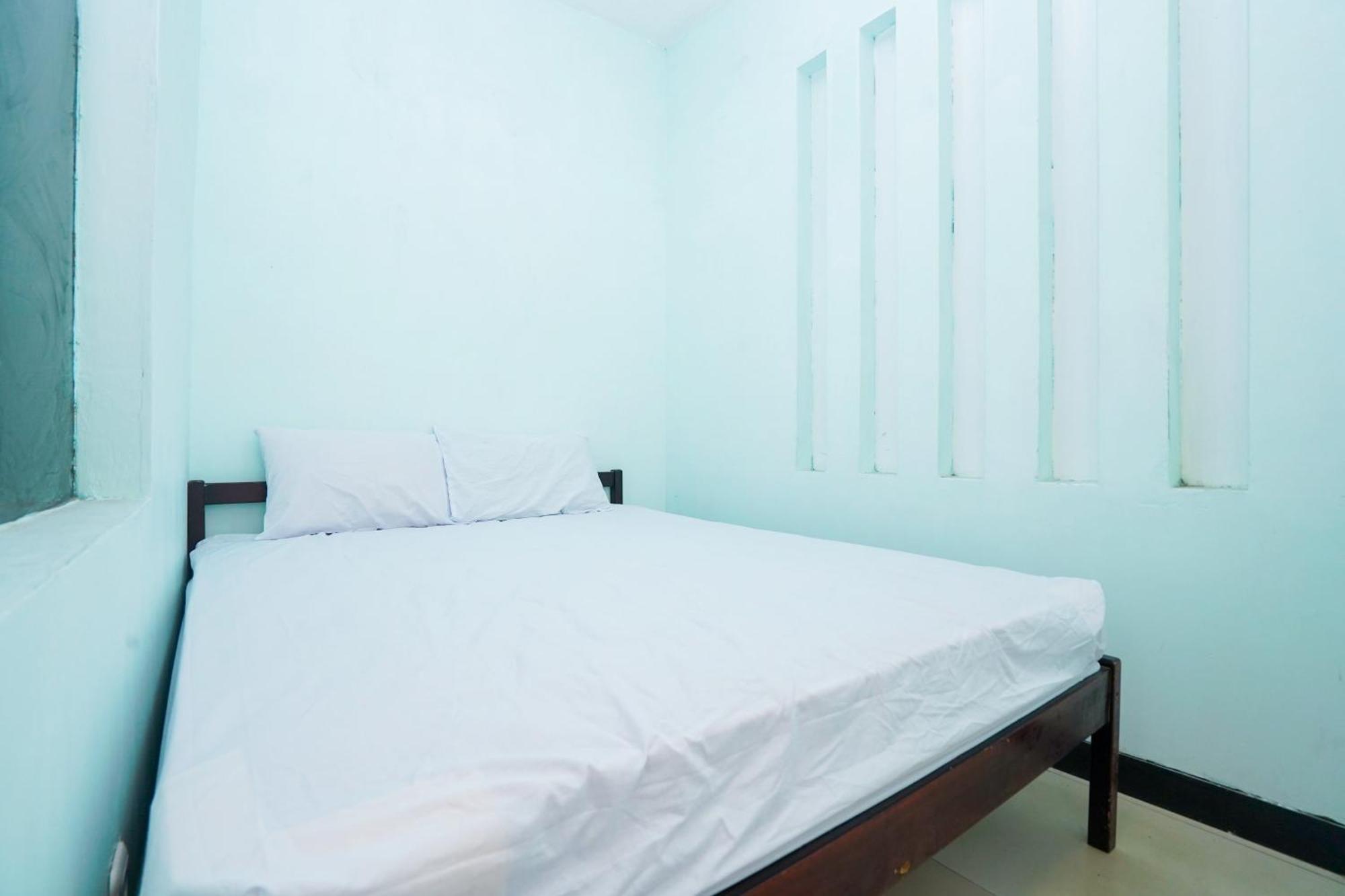 Отель Oyo Life 2309 Kost Si Mbok Vivi Сурабая Экстерьер фото