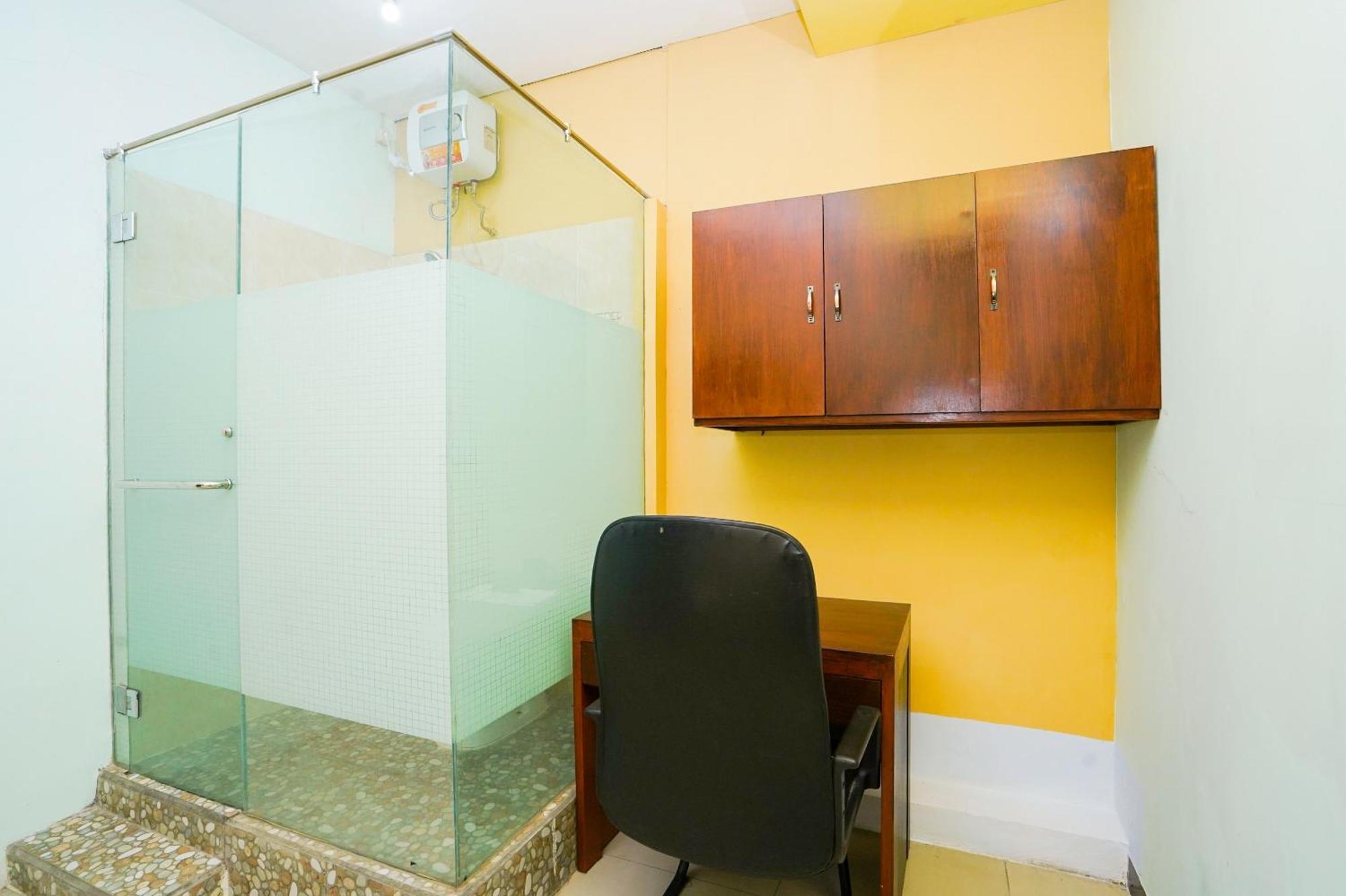 Отель Oyo Life 2309 Kost Si Mbok Vivi Сурабая Экстерьер фото