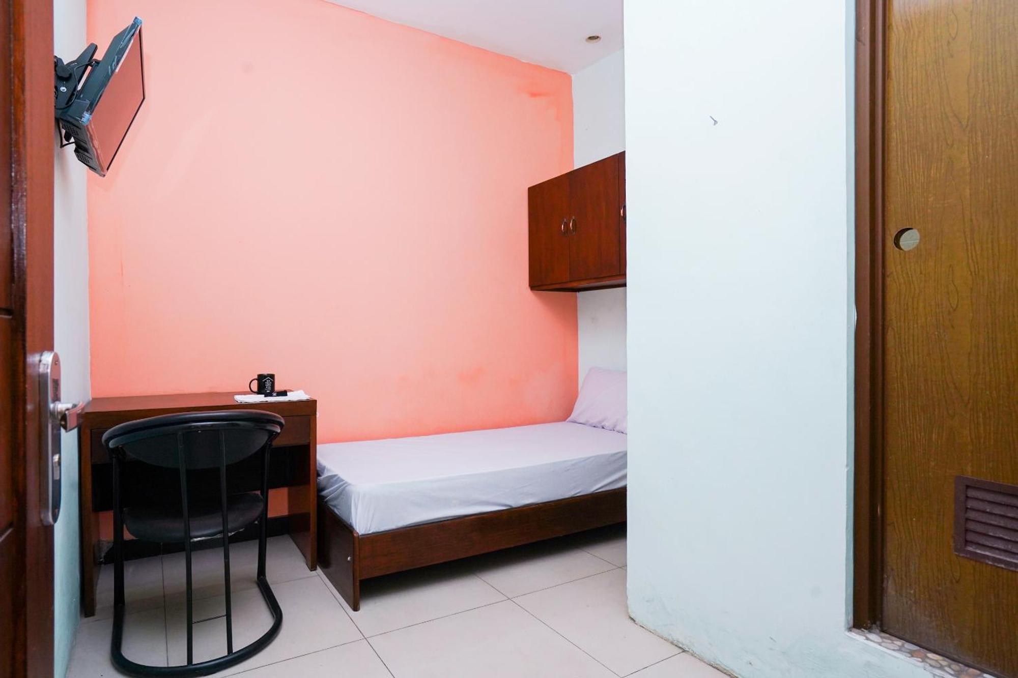 Отель Oyo Life 2309 Kost Si Mbok Vivi Сурабая Экстерьер фото