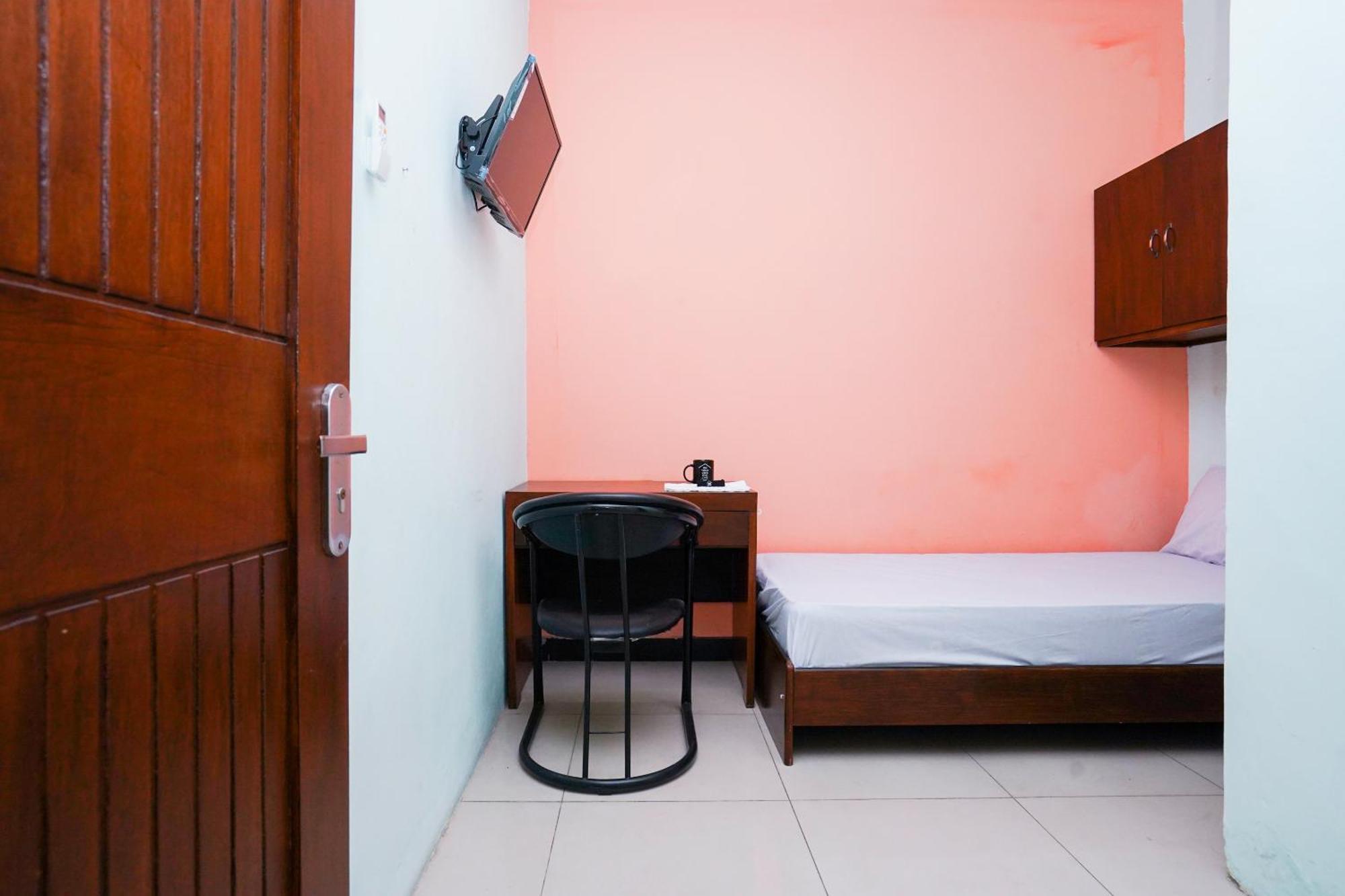 Отель Oyo Life 2309 Kost Si Mbok Vivi Сурабая Экстерьер фото